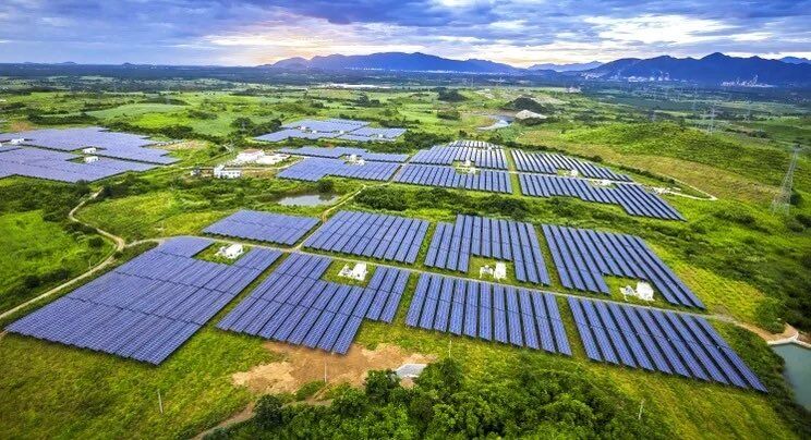 Image for the Tweet beginning: Solar panels on farmland. You